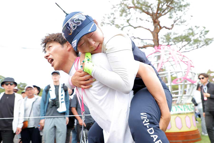 ワールドレディスサロンパス杯で背負われてコースを後にする藤田さいき【写真：スポーツ報知/アフロ】