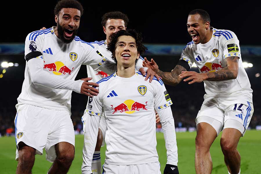 チェルシー戦でプレミアリーグ初得点を挙げて歓喜する田中碧(中央)【写真:ロイター】