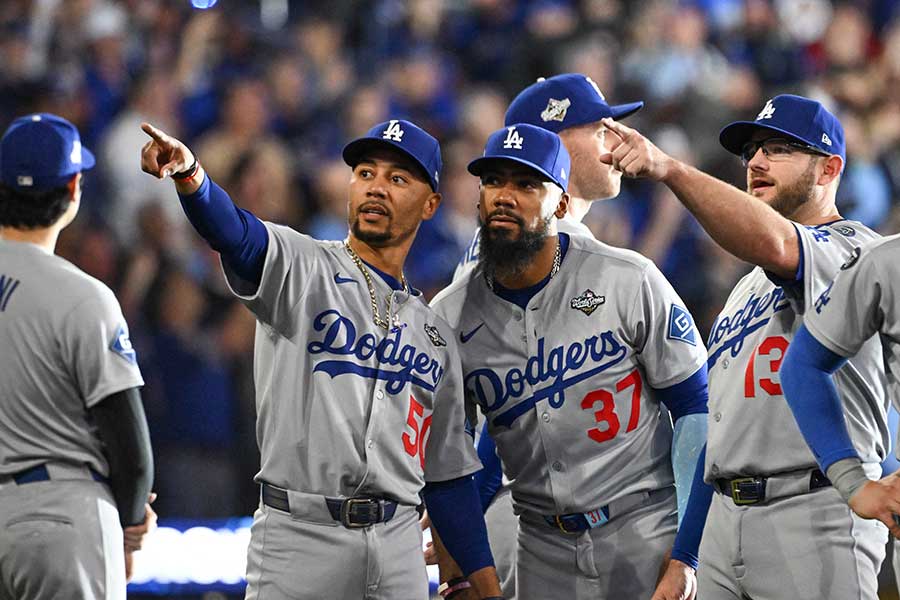 ドジャースのテオスカー・ヘルナンデス（右から２番目）【写真：Imagn/ロイター/アフロ】