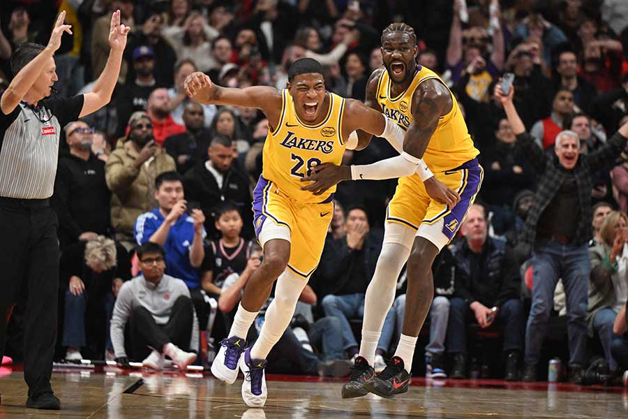 ブザービーターを決めて歓喜する八村塁【写真:ロイター】