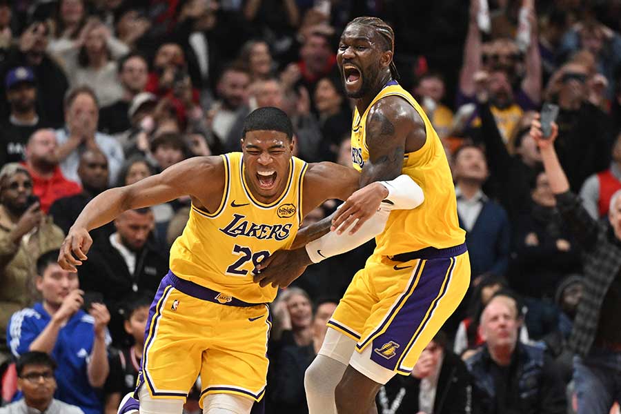 ブザービーターを決めて歓喜する八村塁(左)【写真:ロイター】