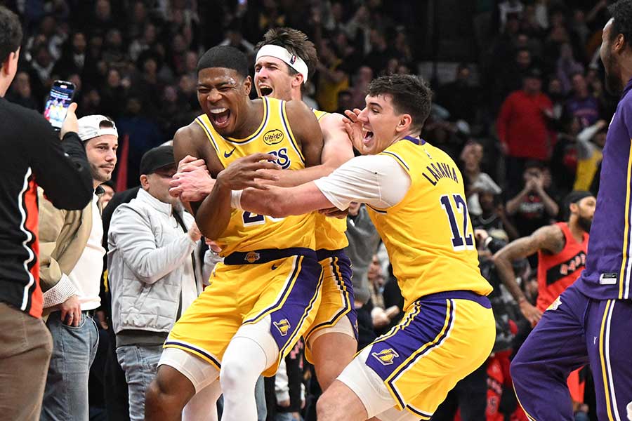 ブザービーターを決めて仲間と歓喜する八村塁【写真:ロイター】