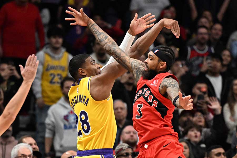 劇的なブザービーターを決めた八村塁（左）【写真：ロイター】