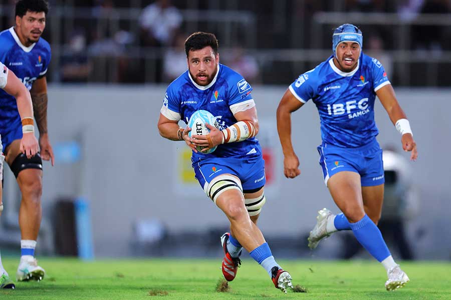 強烈なフィジカルの強さでFW、BK共に縦に仕掛けてくるサモア代表【写真：西村尚己/アフロスポーツ】