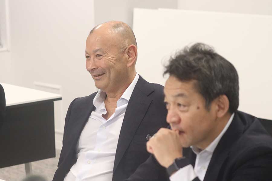 抽選会の様子をオンラインで見守ったエディー・ジョーンズHC（左）【写真：JRFU】