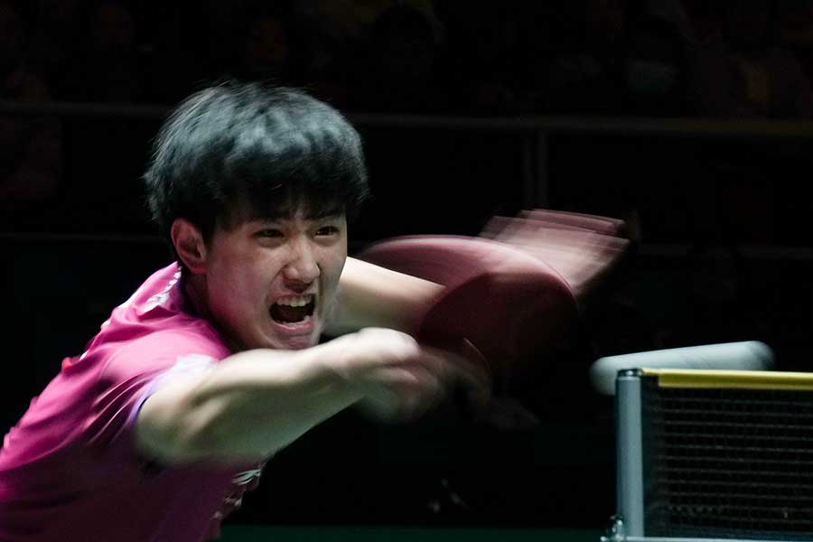 混合団体ワールドカップに出場している張本智和【写真:新華社/アフロ】
