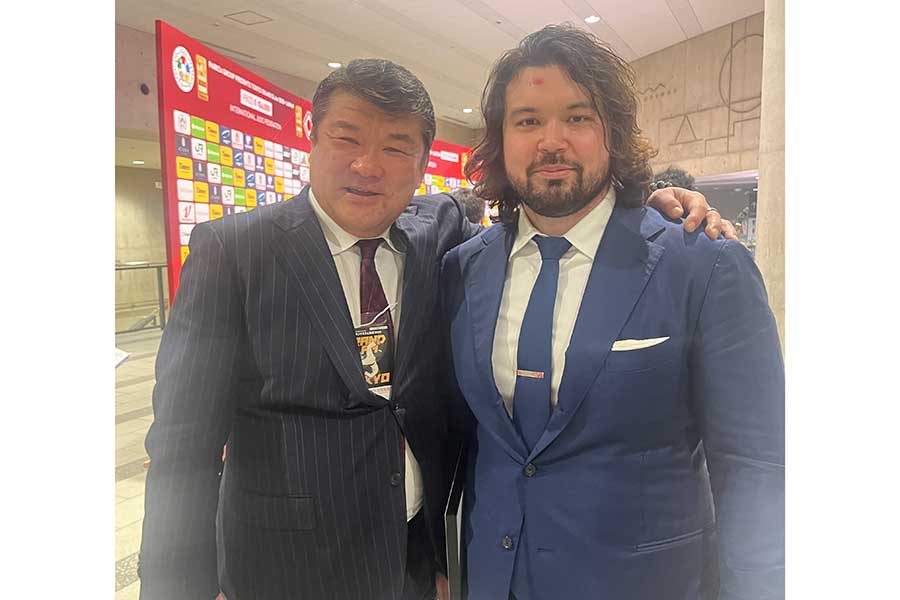パーク24の吉田秀彦監督(左)から激励を受けるウルフ・アロン【写真:編集部】