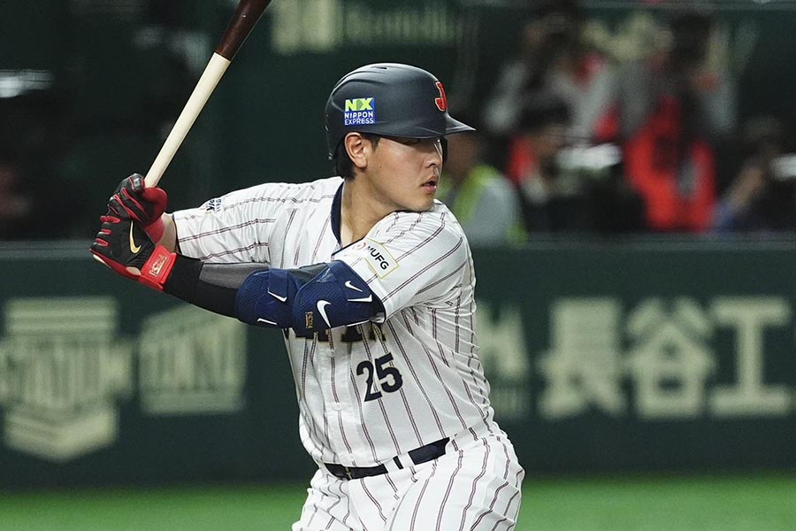 岡本和真【写真：小林靖】