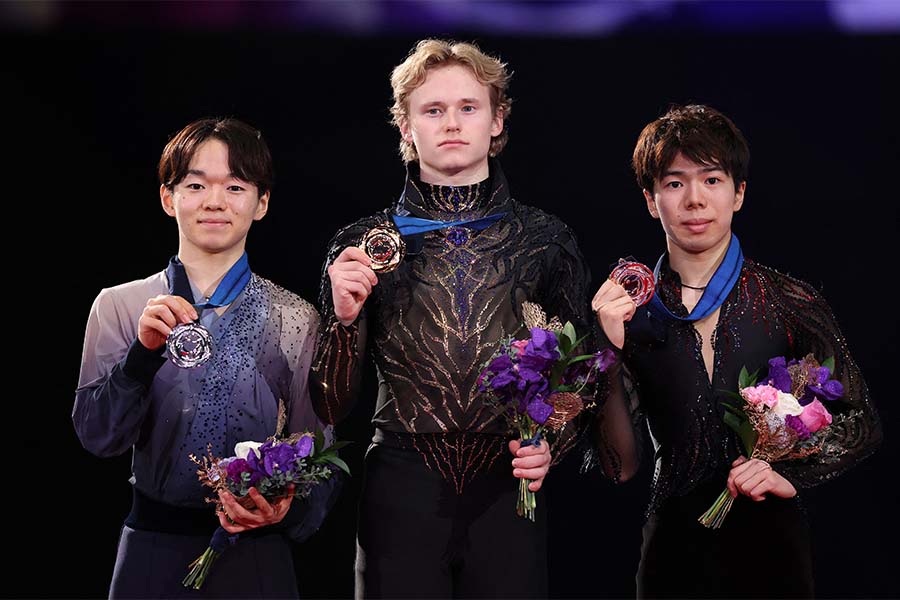GPファイナル表彰式でメダルを手にする鍵山、マリニン、佐藤（左から）【写真：ロイター】