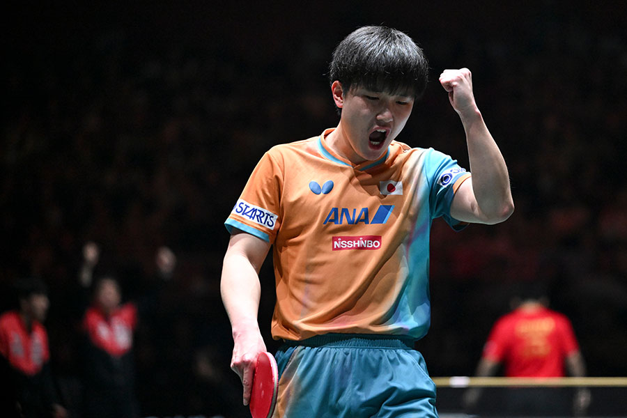 卓球の混合団体W杯、中国と戦う張本智和【写真：新華社/アフロ】
