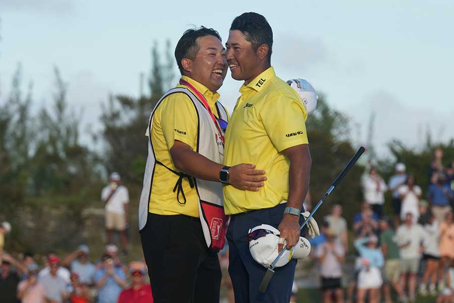 ヒーロー・ワールドチャレンジを制した松山英樹（右）【写真：AP/アフロ】