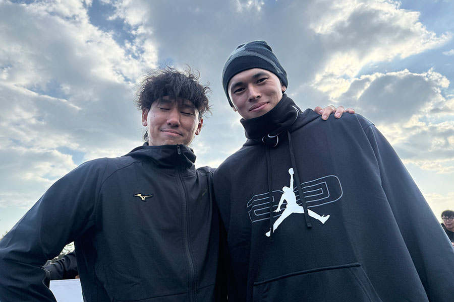 高野脩汰（左）とともに野球教室に参加した佐々木朗希【写真：マリーンズ広報Xより】