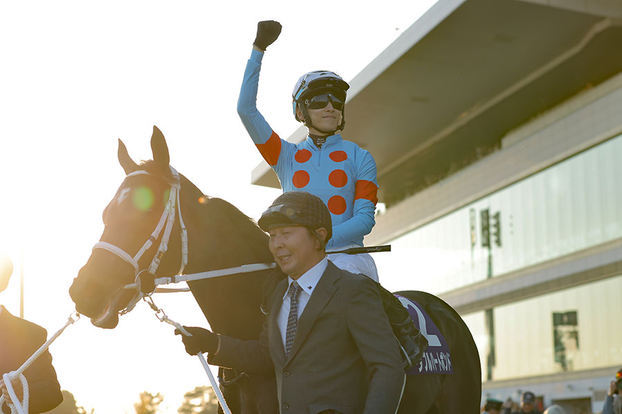 G1チャンピオンズカップを制したダブルハートボンドと坂井瑠星【写真:産経新聞社】