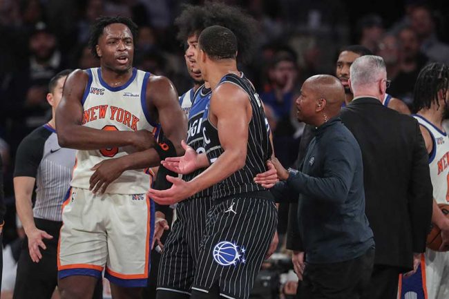 NBAで一触即発の珍事「必要なくね？」 倒れた相手にボール投げつけ困惑