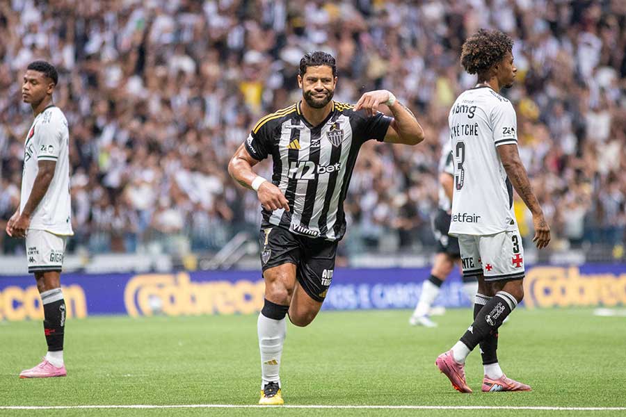 元ブラジル代表FWのフッキ（中央）【写真：AP/アフロ】