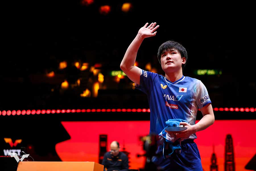 男子シングルス1回戦に勝利した張本智和【写真:World Table Tennis提供】