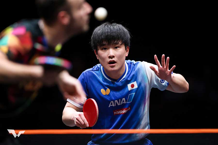 男子シングルス1回戦でシモン・ゴジに勝利した張本智和【写真:World Table Tennis提供】