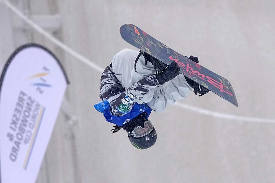 W杯開幕戦で優勝した平野歩夢【写真:新華社/アフロ】