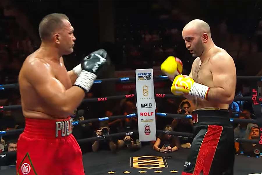 プレフ(左)に勝利したムラト・ガシエフ(右)(画像はIBA公式YouTubeのスクリーンショット)