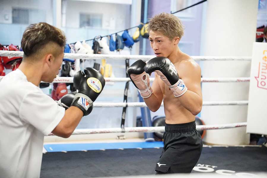 公開練習で弟・拓真(左)とのスパーリングを披露した井上尚弥【写真:澤田直人】