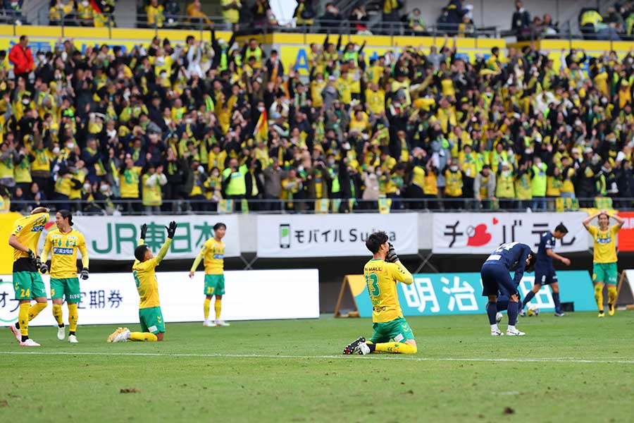 J1昇格PO決勝を戦い、歓喜する千葉の選手たち(黄色のユニホーム)と悲嘆に暮れる徳島の選手たち(濃紺のユニホーム)【写真:西村尚己/アフロスポーツ】