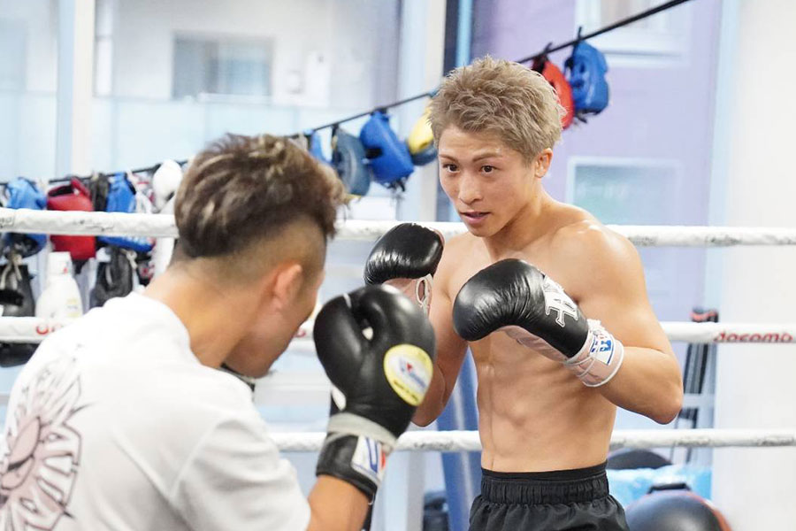 弟の拓真(手前)とマススパーを行った井上尚弥【写真:澤田直人】