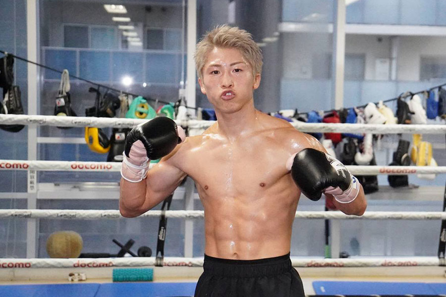 公開練習後、鍛え上げられた肉体をアピールした井上尚弥【写真:澤田直人】