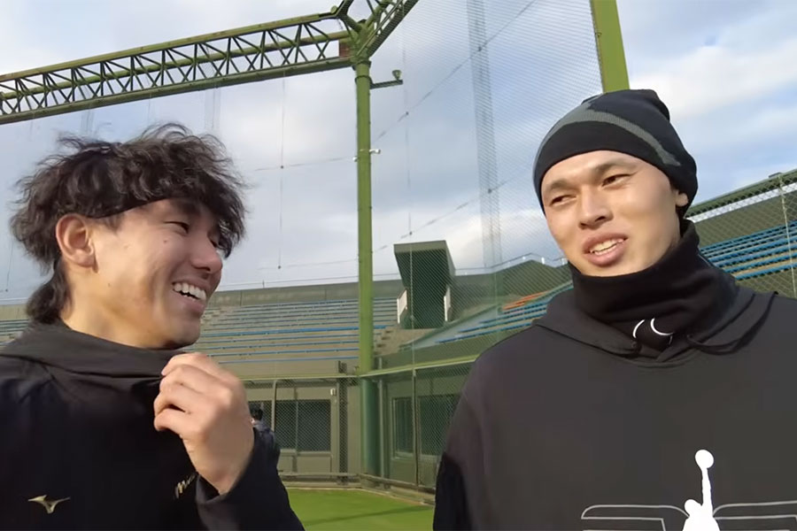 高野脩汰(左)と野球教室に参加した佐々木朗希