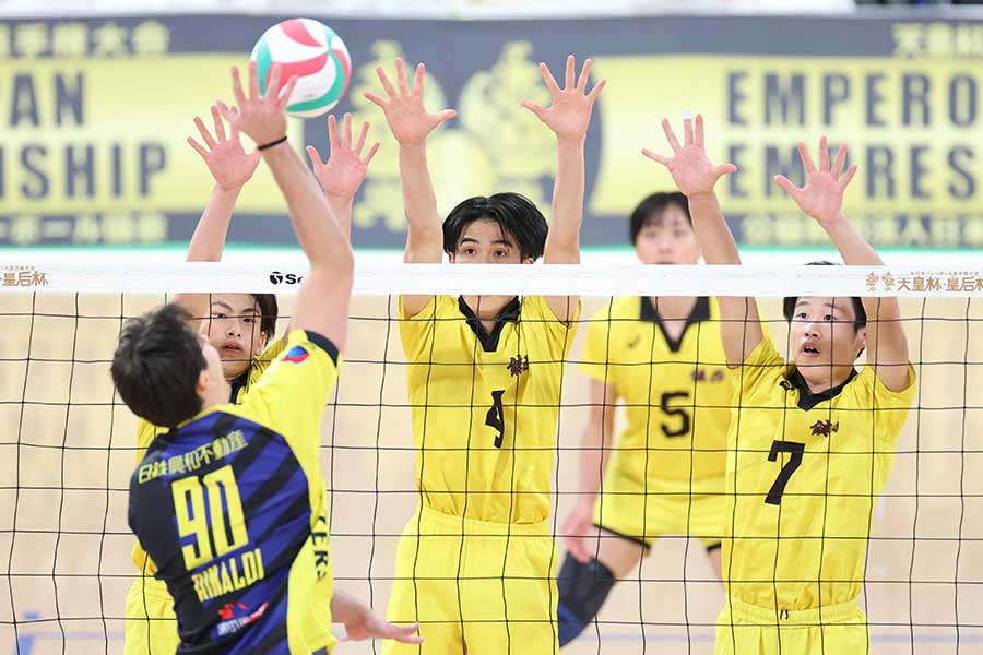 日本製鉄堺ブレイザーズと対戦した鎮西高【写真:産経新聞社】