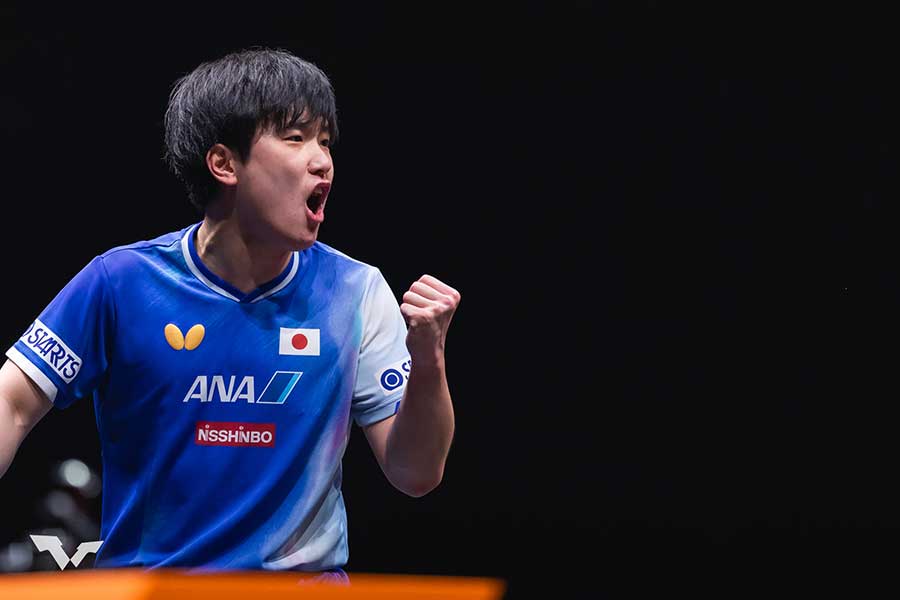 男子シングルス準決勝で林詩棟に勝利した張本智和【写真:World Table Tennis提供】