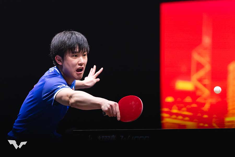 男子シングルス準決勝で林詩棟に勝利した張本智和【写真:World Table Tennis提供】
