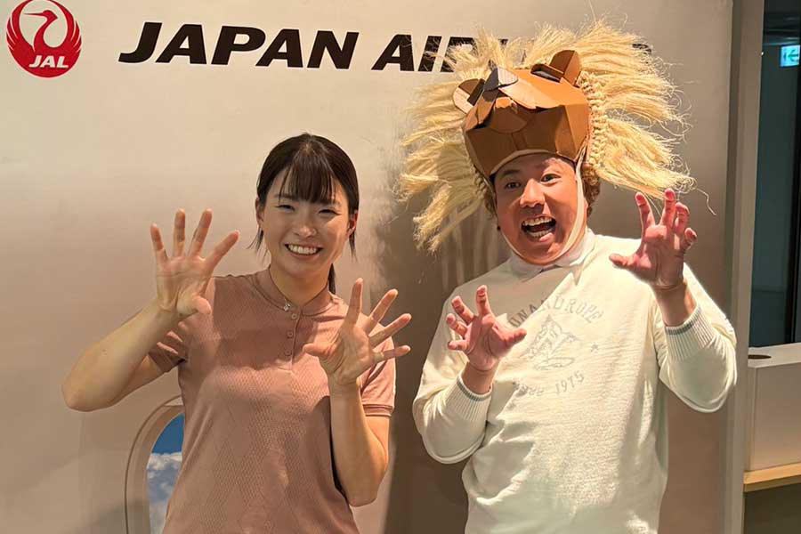 渋野日向子(左)が交流イベントに出席。司会の大西ライオンと掛け合いをみせた【写真:編集部】