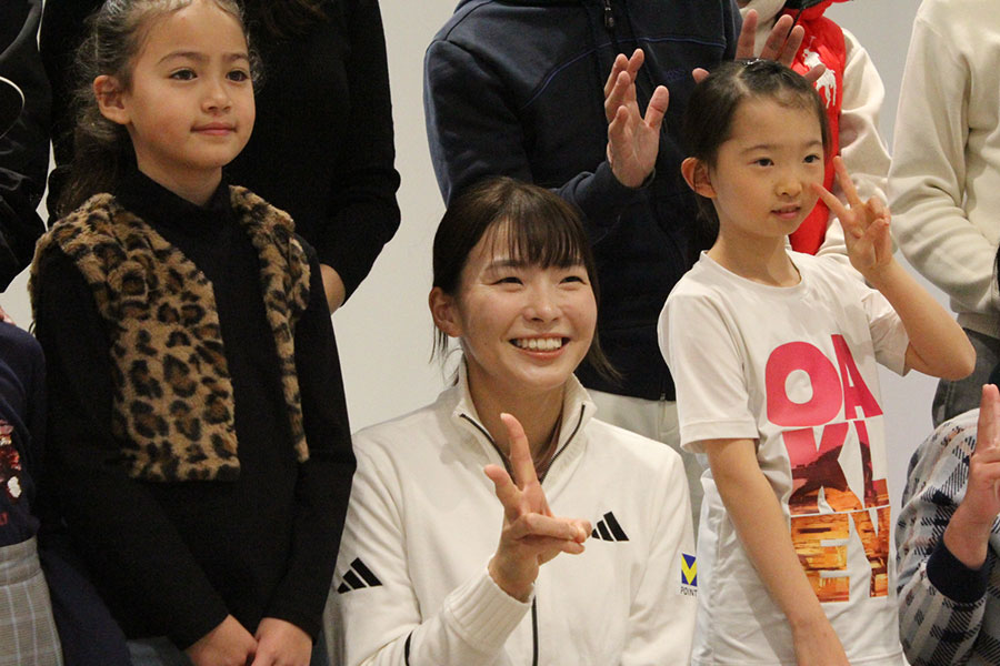 ジュニアとの交流も楽しんだ渋野。来季は米ツアー5年目になる【写真:宮内宏哉】