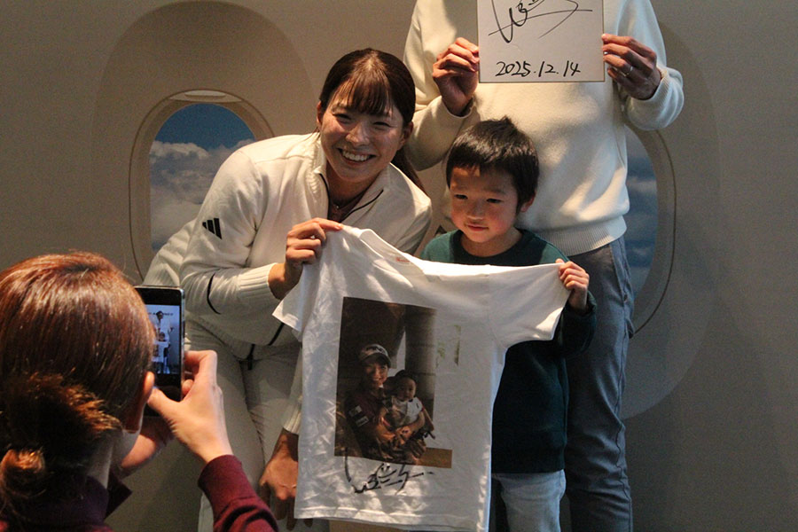 渋野が6年前に抱っこした少年と再会。Tシャツには当時の写真がプリントされていた【写真:宮内宏哉】