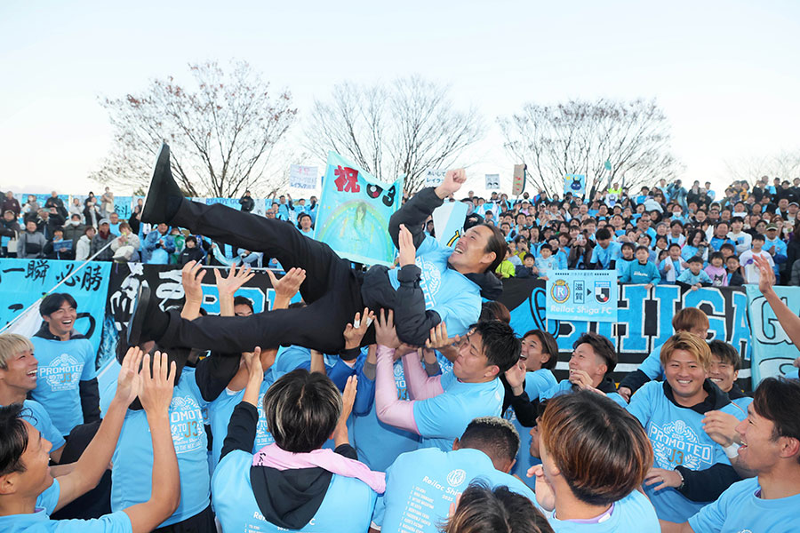 胴上げされるレイラック滋賀の角田誠監督【写真:スポーツ報知/アフロ】
