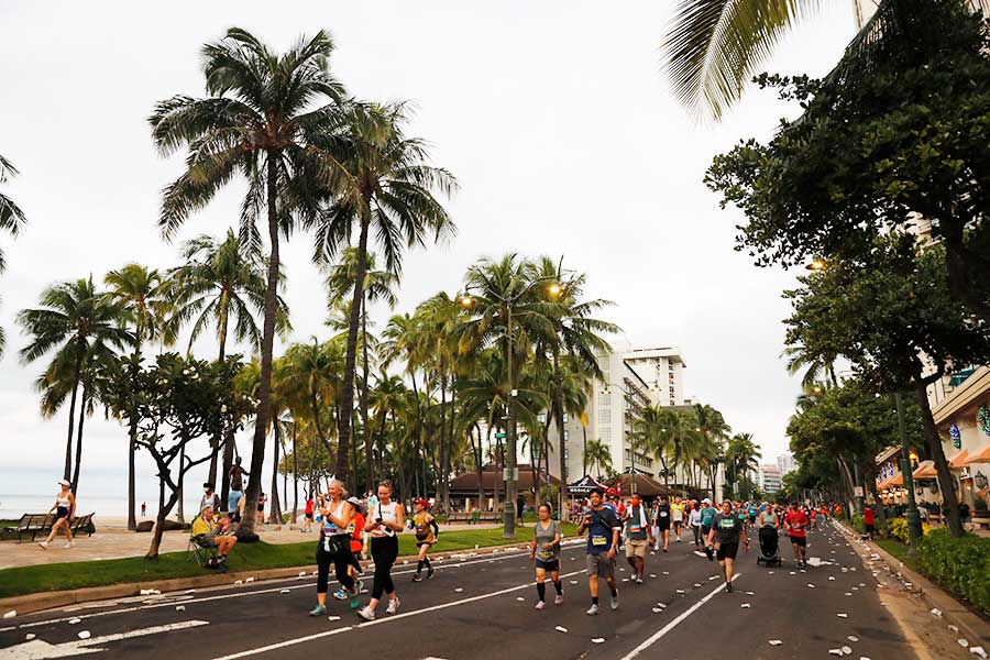 「JALホノルルマラソン2025」で人気芸能人が完走報告(撮影は2021年)【写真:AP/アフロ】
