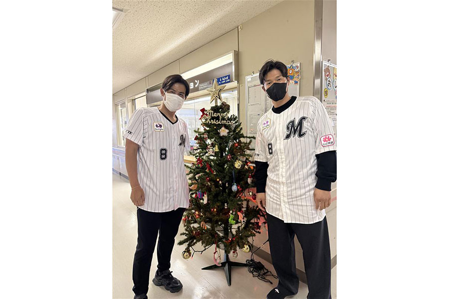 ロッテ中村奨吾(右)が今江氏とともに千葉県こども病院を訪問【写真:球団提供】