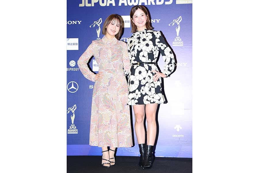 JLPGAアワードに登壇した青木香奈子(右)【写真:産経新聞社】