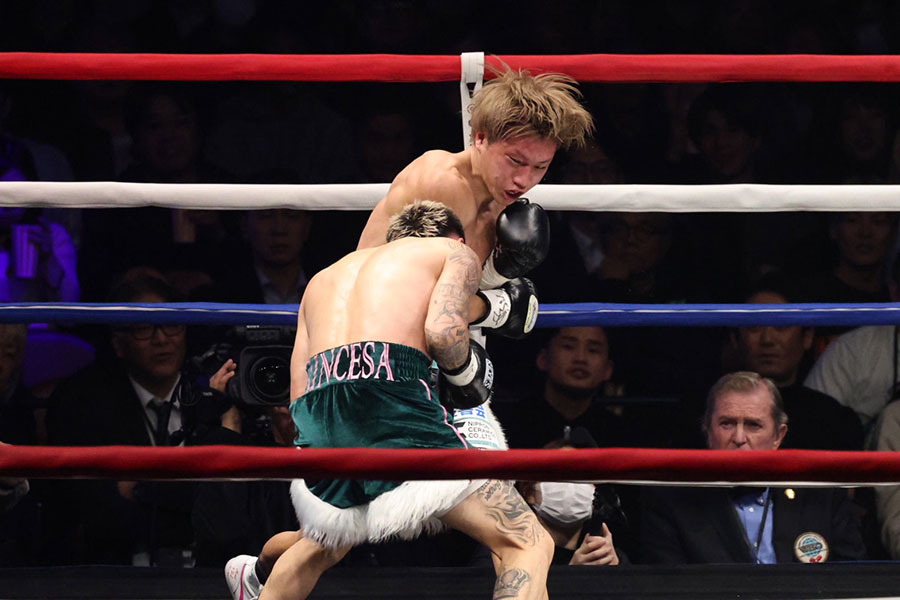 桑原拓（奥）の世界戦でゴング直前、思わぬ出来事が【写真：山口比佐夫】
