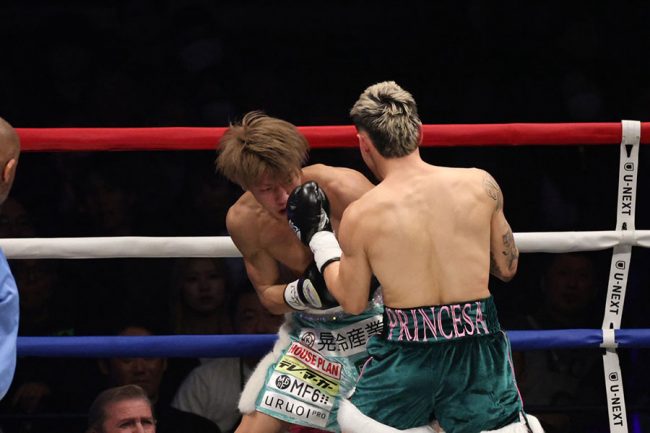 桑原拓4回TKO負け、王座獲得ならず「悔しい」 猛ラッシュで顔面腫れ