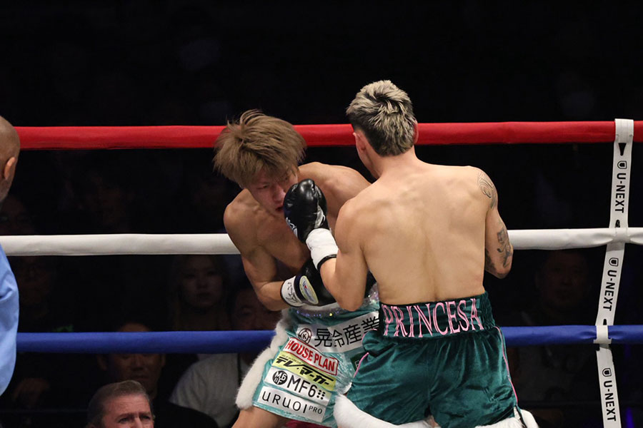 桑原拓（左）がオラスクアガに4回TKO負けを喫した【写真：山口比佐夫】