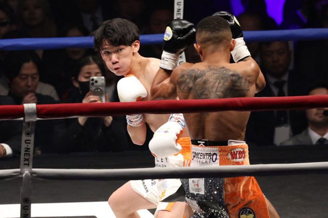 高見亨介、1-2判定負けで王座陥落 プロ11戦目で初黒星 死闘制した