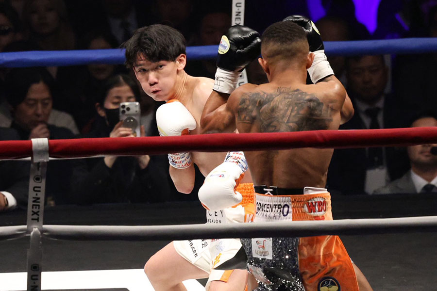 高見（左）がサンティアゴに判定負け【写真：山口比佐夫】