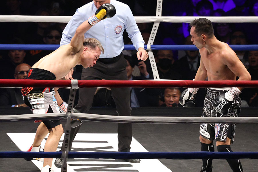 ドネアの一撃にふらつく堤聖也【写真：山口比佐夫】