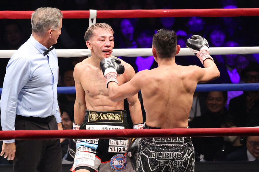 試合後に抱き合う堤聖也とノニト・ドネア【写真:山口比佐夫】