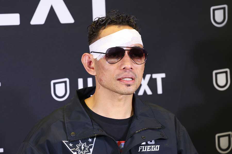 頭に包帯を巻いて会見に臨んだノニト・ドネア【写真：山口比佐夫】