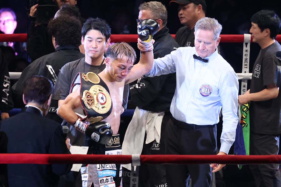 激闘を繰り広げたWBA世界バンタム級王者・堤聖也（中央）【写真：山口比佐夫】
