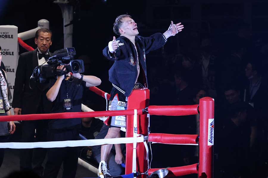 特別衣装をまとい勝利に歓喜する堤聖也【写真:山口比佐夫】