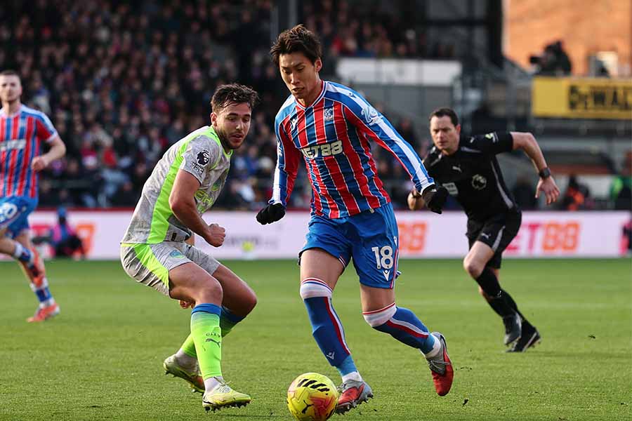 マンチェスター・シティ戦で負傷交代したクリスタルパレスの鎌田大地【写真:ロイター】