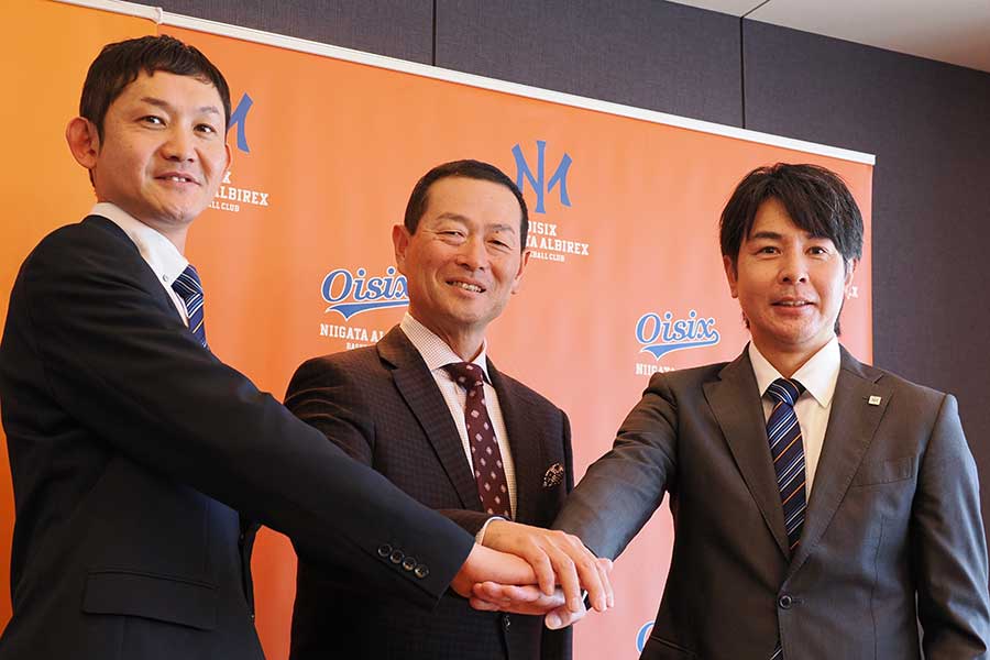 会見に臨んだ桑田氏（中央）とオイシックスの武田監督（右）、池田球団社長（左）【写真：羽鳥慶太】